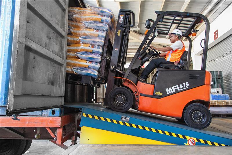 1A. HYDRAULIC DOCK LEVELLER (13) 1